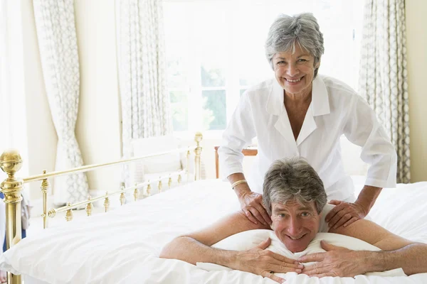 Man Får Massage Från Kvinna — Stockfoto