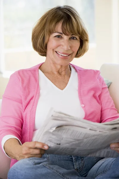 Mujer Relajándose Con Periódico Sala Estar Sonriendo — Foto de Stock