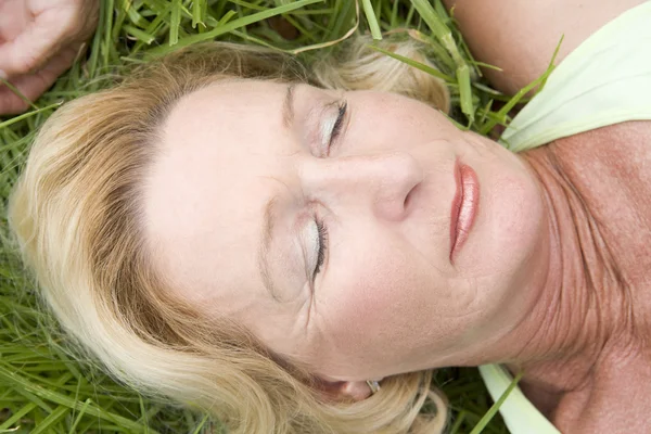 Kvinna Liggande Gräset Sover — Stockfoto