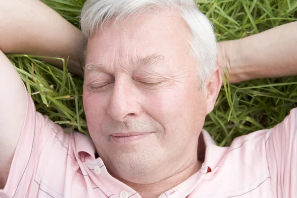Mężczyzna Leżał Trawie Spanie — Zdjęcie stockowe