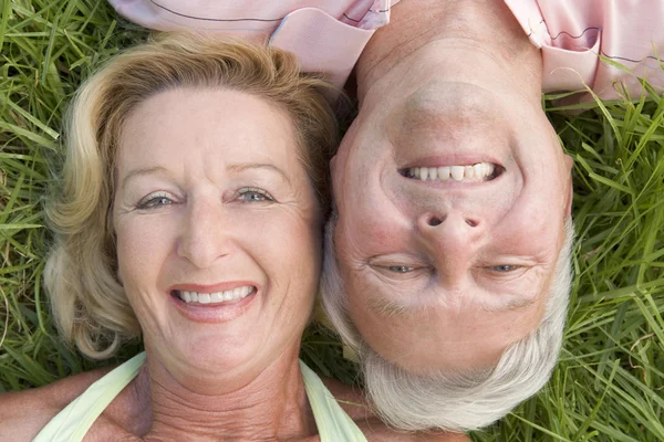 Paar buiten ontspannen en glimlachen — Stockfoto