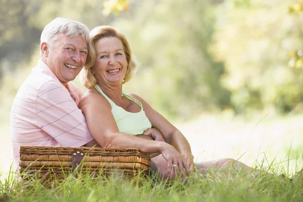 Paar op een picknick glimlachen — Stockfoto