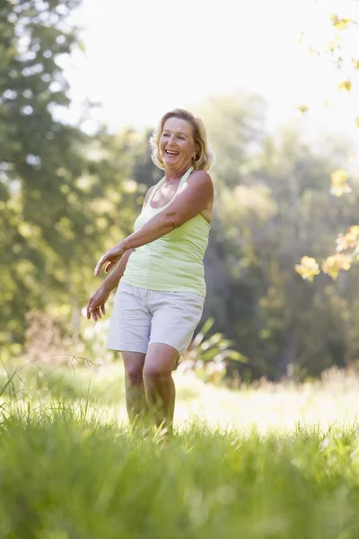 Woman walking outdoors smiling — Stock Photo, Image