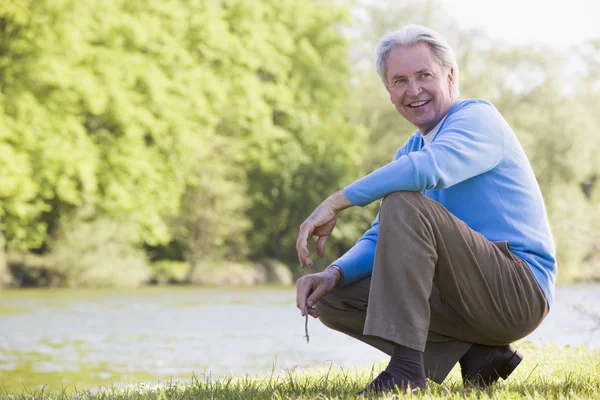湖の笑顔で公園で屋外の男 — ストック写真