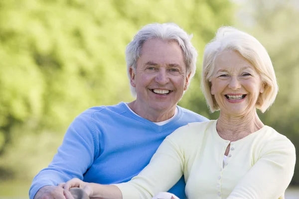 Couple outdoors smiling — Stock Photo, Image