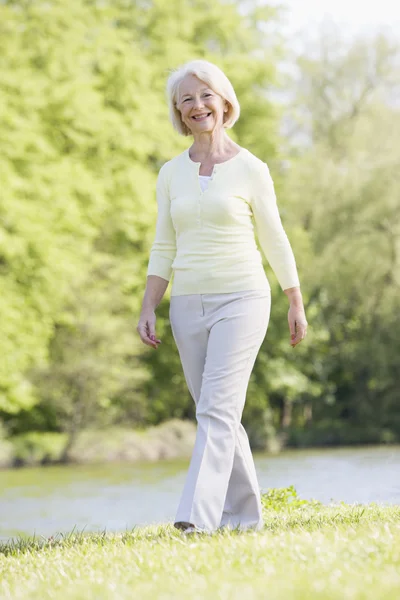 Kobieta Spaceru Świeżym Powietrzu Parku Przez Jezioro Uśmiechający Się — Zdjęcie stockowe