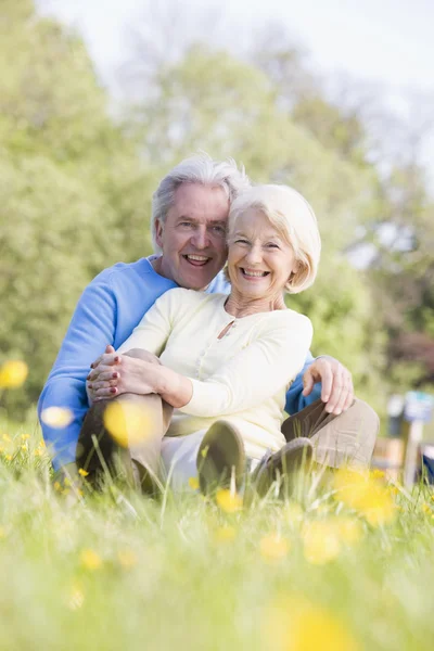 Paar entspannt sich im Freien lächelnd — Stockfoto