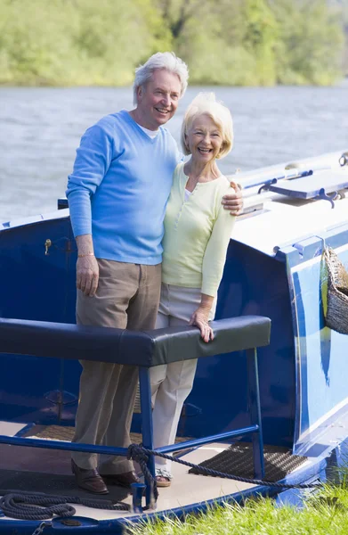 Paar Buiten Een Boot Glimlachen — Stockfoto