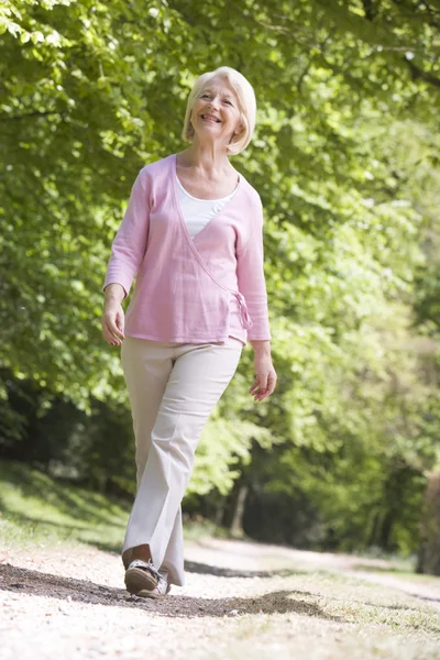 Mulher andando ao ar livre sorrindo — Fotografia de Stock