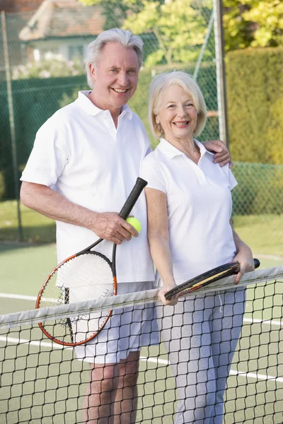 Ζευγάρι Παίζει Τένις Και Χαμογελαστός — Φωτογραφία Αρχείου