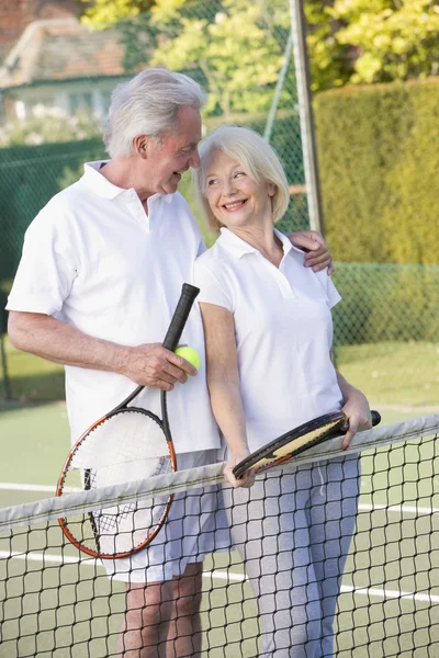 Ζευγάρι Παίζει Τένις Και Χαμογελαστός — Φωτογραφία Αρχείου