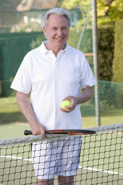 Tenis Oynamak Gülümseyen Bir Adam — Stok fotoğraf