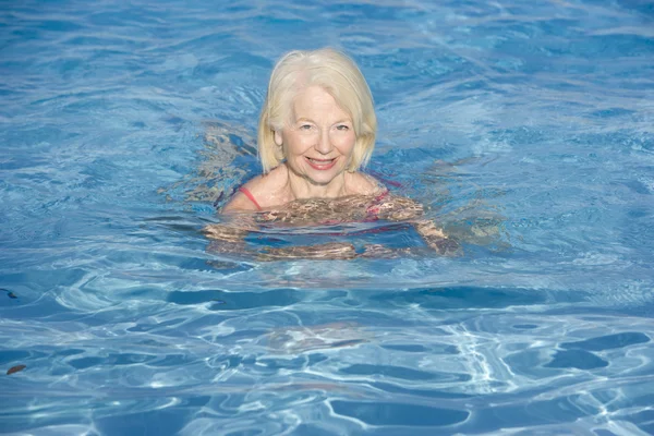 Kobieta Kąpiel Odkrytym Basenie Uśmiechający Się — Zdjęcie stockowe