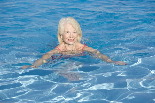 Kvinna bada i utomhuspoolen leende — Stockfoto