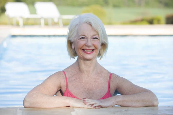 Mujer en piscina al aire libre sonriendo — Foto de Stock