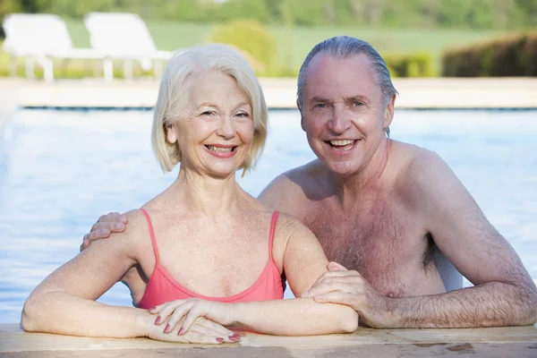 Couple Outdoor Pool Smiling — Stock Photo, Image