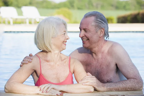 屋外プールの笑みを浮かべてのカップル — ストック写真