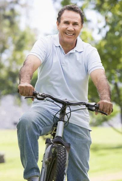 Чоловік Велосипеді Відкритому Повітрі Посміхається — стокове фото