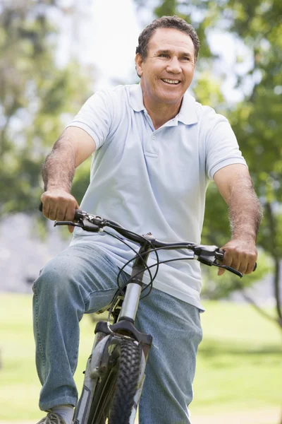 Άνθρωπος με ποδήλατο σε εξωτερικούς χώρους χαμογελώντας — Φωτογραφία Αρχείου