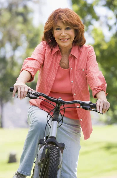 Kadın Gülümsüyor Açık Havada Bisiklet — Stok fotoğraf