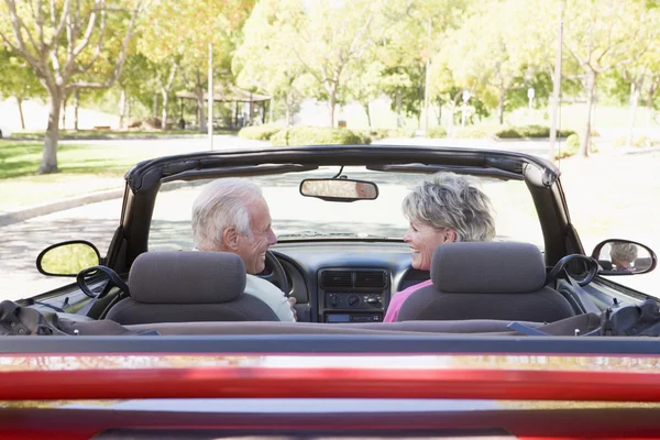 Paar in converteerbare auto glimlachen — Stockfoto