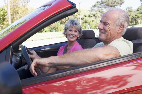 Couple en voiture convertible souriant — Photo