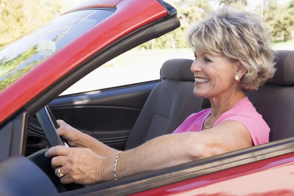 Mulher no carro conversível sorrindo — Fotografia de Stock