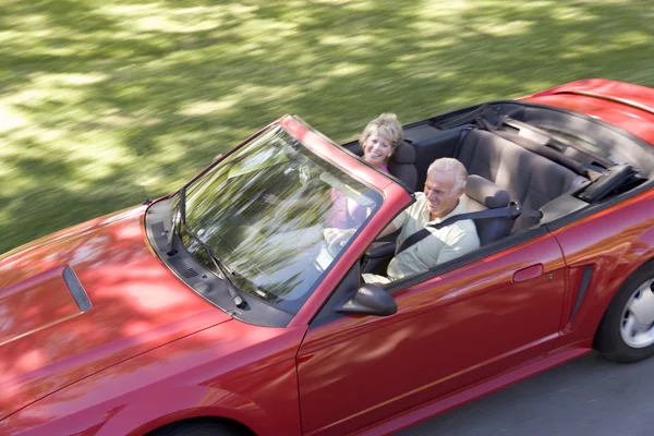 Casal no carro conversível sorrindo — Fotografia de Stock