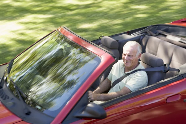 Hombre en coche descapotable sonriendo — Foto de Stock