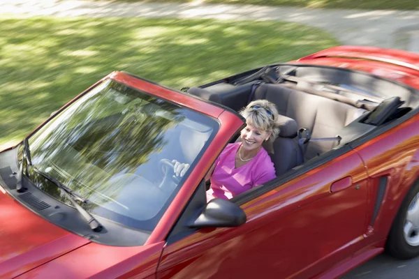 Γυναίκα σε μετατρέψιμο αυτοκίνητο χαμογελώντας — Φωτογραφία Αρχείου