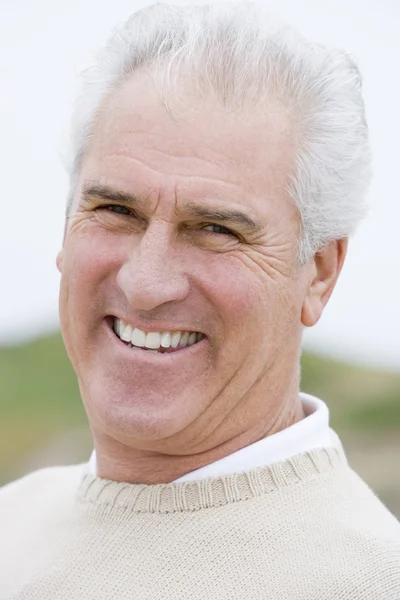 Man at the beach smiling — Stock Photo, Image