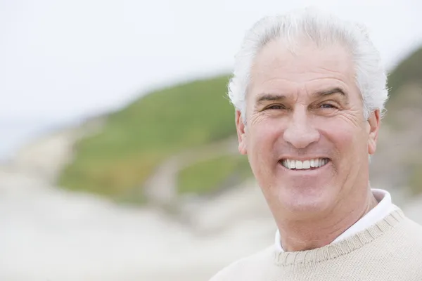 Homem na praia sorrindo — Fotografia de Stock