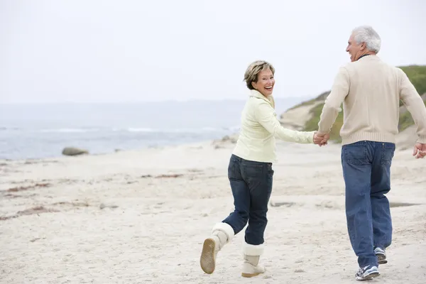 Couple Beach Holding Hands Smiling — Stock Photo, Image
