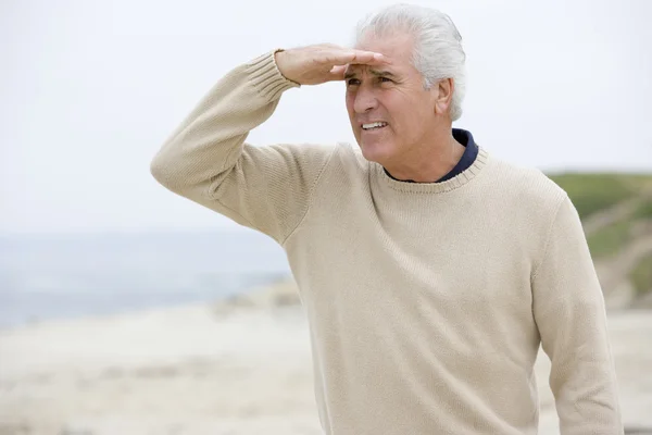 Uomo Sulla Spiaggia Guardando Fuori Con Mano Sopra Gli Occhi — Foto Stock