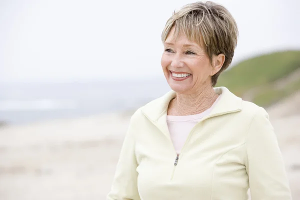 Woman at the beach smiling — Stock Photo, Image