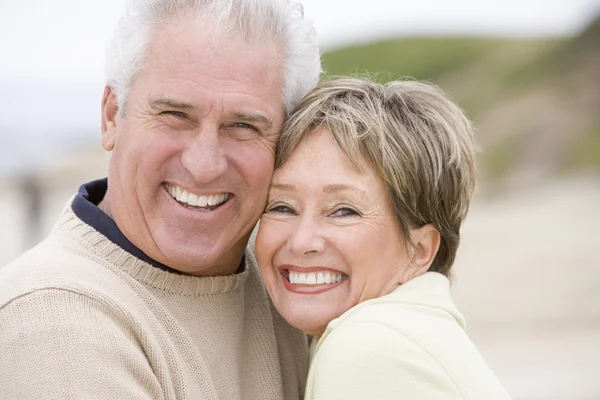 Para na plaży uśmiechający się — Zdjęcie stockowe