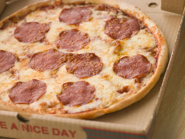 Pepperoni Pizza Dans Une Boîte Emporter — Photo