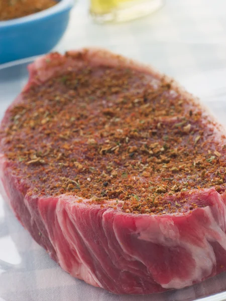 Sığır filetosu biftek rub cajun baharatı ile — Stok fotoğraf