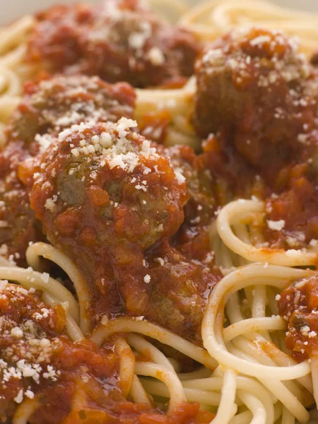 Спагетти с фрикадельками, посыпанными сыром Пармезан — стоковое фото