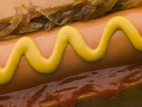 Hot dog s smaženou cibuli hořčici a kečup — Stock fotografie