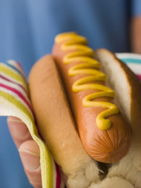 Hot dog z musztarda w serwetce — Zdjęcie stockowe