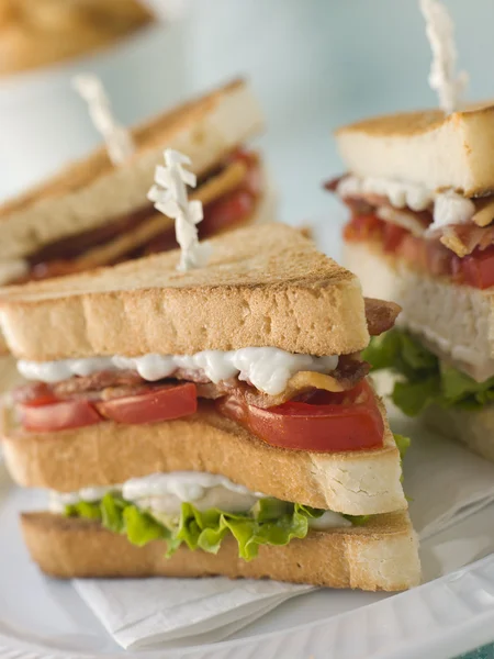 Tostado Triplo Decker Club Sandwich Com Batatas Fritas — Fotografia de Stock