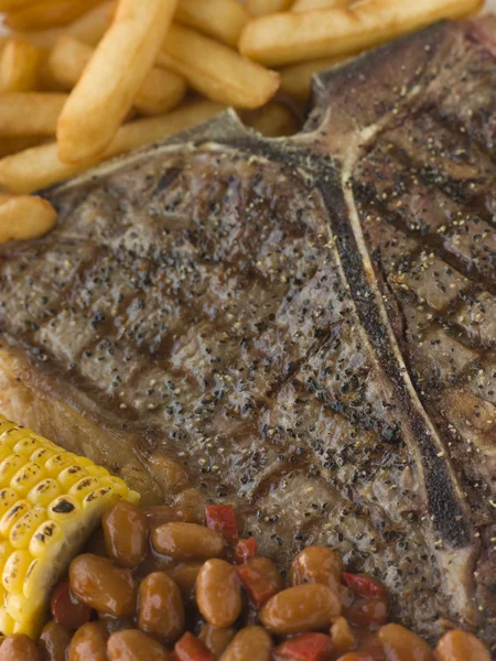 T-Bone Steak mit Pommes Mais und Bohnen — Stockfoto