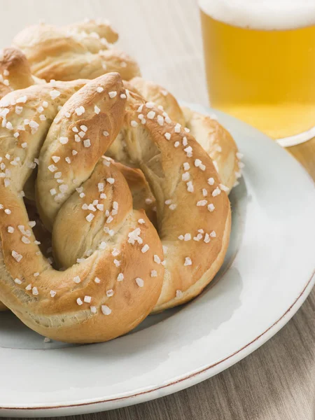 Large Salted Pretzel and a Glass of Beer — Stock Photo, Image