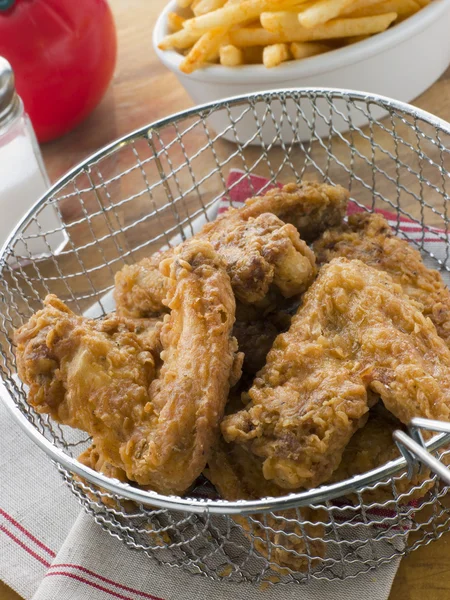 Жареный цыпленок в корзине с картошкой фри — стоковое фото