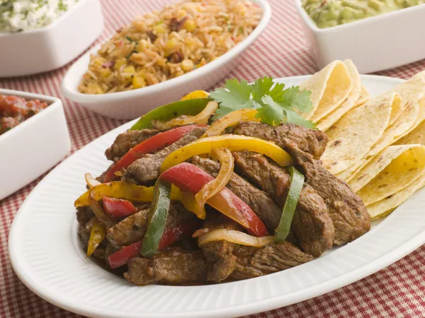 Steak fajitas jambalaya guacamole salsa és a tejföllel — Stock Fotó
