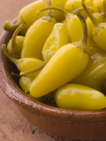 Pickled Californian Chillies em um prato — Fotografia de Stock