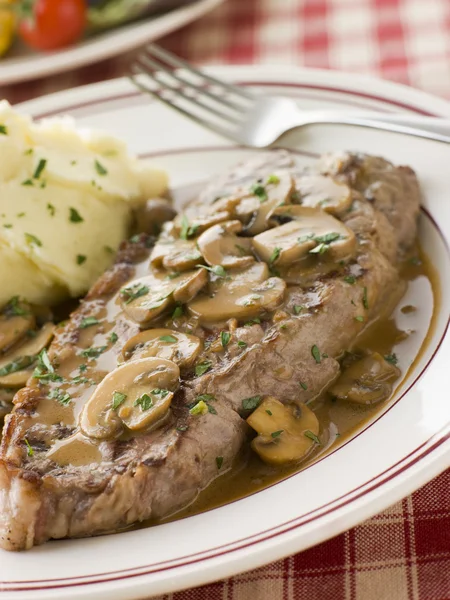 Biftek filetosu diane sos ve püre patates ile — Stok fotoğraf