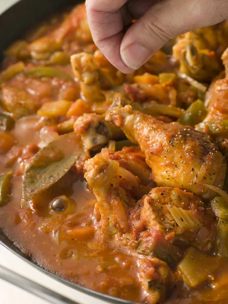 Креольский цыпленок Луизиана стиль приготовления пищи в кастрюле — стоковое фото