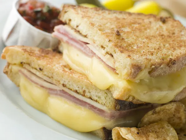 Gebratenes Monte Cristo Sandwich Mit Salsa Und Pommes — Stockfoto